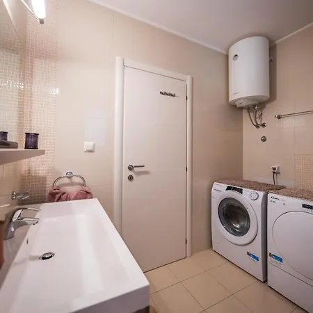 2 Bathrooms, Free Parking Spot, Prt Sea View Apartment *